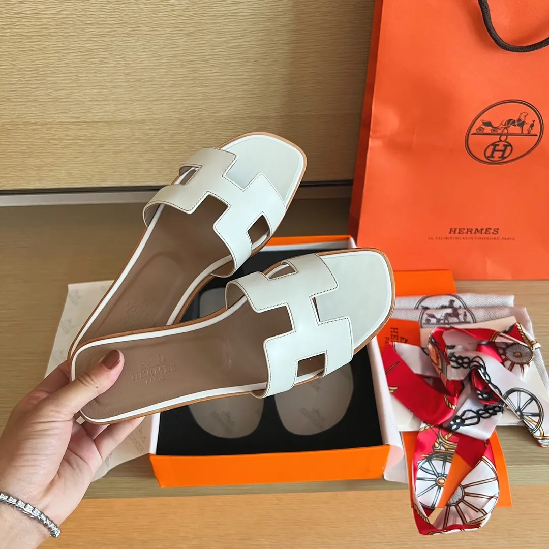 P480👟👟 Hermès) The packaging has been upgraded, and the layout and workmanship materials have been upgraded. Hermes®🔴Handmade Shoes👟👟 👟👟 Product Hermes Slippers🐎 —————————— The 2023 early spring new model is the same as the original version, purely handmade by masters! ❥High-end customization, exclusive products, industry❥Using: Hermers upper: Italian imported cowhide + original custom-grade Australian sheepskin feet + genuine leather outsole (pursuing walking comfort) 👟👟 ~~〰〰〰〰❥ Packaging: ✔🚦Pay attention to the exclusive packaging 〰Original quality on sale━━━━Hermes━━━━━ size: 35-40 (34.41.42 custom-made, non-refundable)